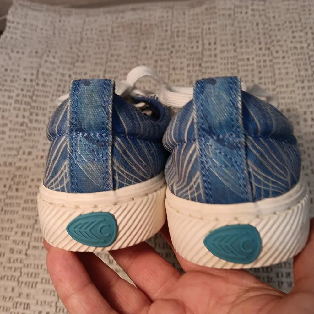 Cariuma Avatar Women's blue printed canvas athletic shoes sneakers sz 7.5
